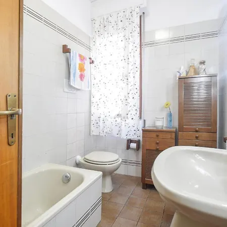 Apartment 2 Bedroom Gorgeous In Lido di Camaiore